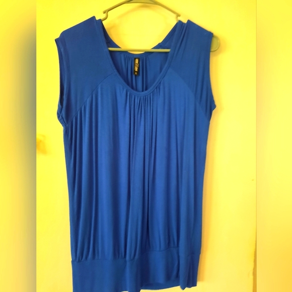 Sleeveless top - Picture 1 of 5